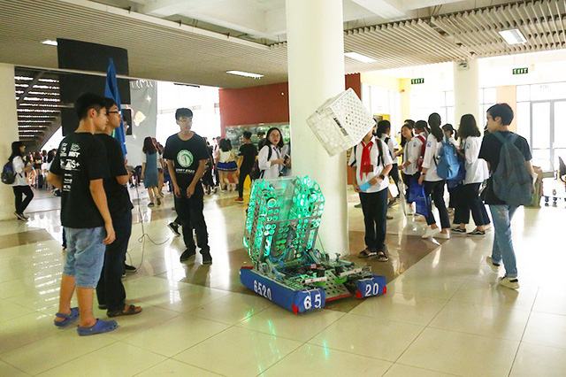 Câu lạc bộ Khoa học kĩ thuật trình diễn sản phẩm Robot với những tính năng đặc biệt