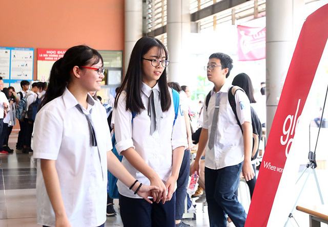 Các tân Amser hào hứng hòa mình vào dòng người của hội chợ, tìm hiểu thông tin về mỗi Câu lạc bộ