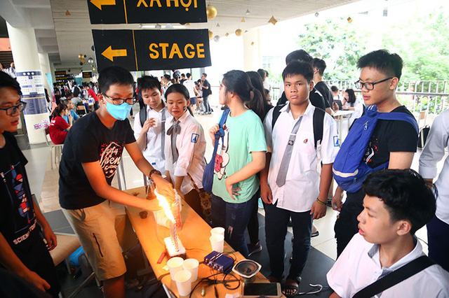 Những thí nghiệm với lửa như “lửa cháy theo nhạc”, “ngọn lốc màu xanh”… xóa nhòa suy nghĩ “khoa học là khô khan” khiến các bạn học sinh vô cùng thích thú