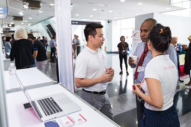 Nguyễn Hoàng Giang giới thiệu về sản phẩm của mình tại Hội thảo thường niên về công nghệ dành riêng cho các startup trong khu vực châu Á-Thái Bình Dương với sự tham gia cố vấn từ IDEAS Show APEC 2018.