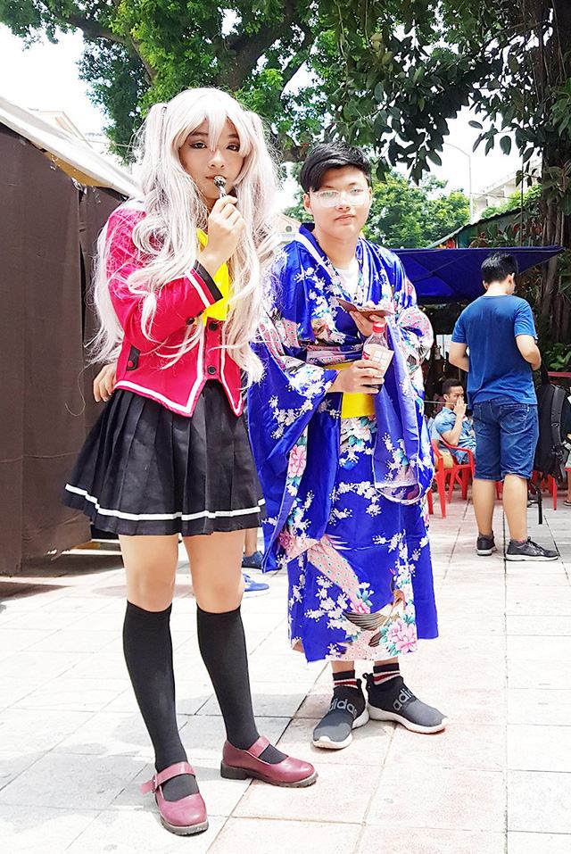 
2 anh chàng hài hước hóa thân thành thiếu nữ Nhật Bản
