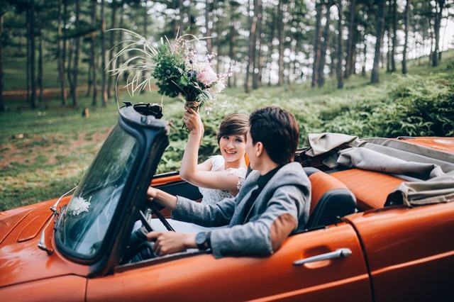 Họ đã vượt qua những khoảng cách tuổi tác, quan điểm sống để thương yêu nhau, nắm chặt tay nhau trên hành trình yêu của mình. May mắn nhất của cặp đôi này theo Quỳnh Trang chia sẻ chính là sự chấp thuận và ủng hộ từ phía gia đình, bạn bè hai bên.
