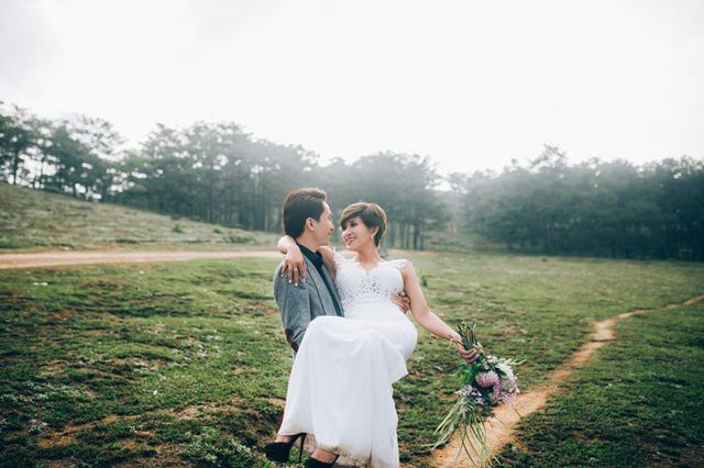 Thường ngày Quỳnh Trang gọi người thương là xe ôm, đến lúc cầu hôn cô nhận được lời nói chân thành, không kém phần ngọt ngào từ Đình Hiếu, rằng: “Em vẫn thường gọi anh là xe ôm, vậy hôm nay ký hợp đồng trọn đời với xe ôm này nhé”. Hạnh phúc vỡ òa, cô gật đầu đồng ý “kết tóc se duyên” với người cô thương yêu.
