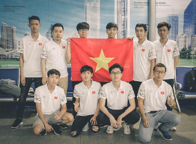 Thiên Hàn ngồi hàng dưới, thứ hai từ bên phải sang