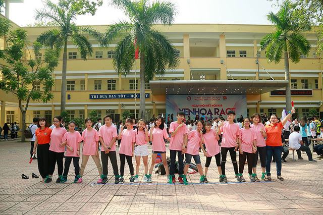 Sân trường Yên Hòa tràn ngập tiếng cười nói sôi nổi, từng bạn học sinh đều mang trong mình nguồn năng lượng tưởng chừng như vô hạn khi hết hoạt động này tới hoạt động khác liên tục được các bạn chinh phục