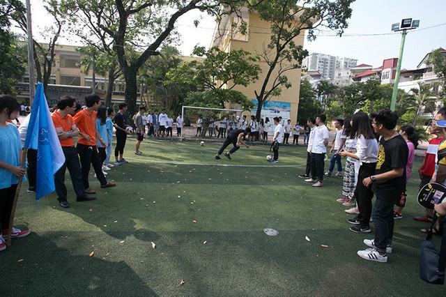 Các trò chơi thử thách thú vị là cơ hội gắn kết giữa học sinh các khối, học sinh với thầy cô.