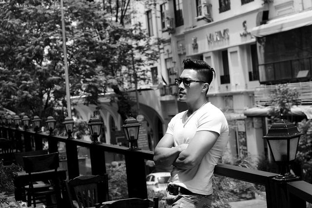 Quán cà phê còn mở rộng có ban công ngắm phố phường.
