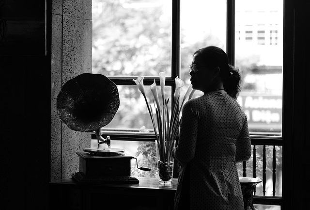 Khung cửa sổ nhẹ nhàng trong quán cà phê.