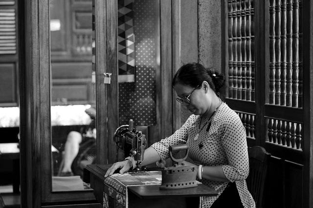 Những chiếc tủ cổ, chiếc máy khâu và bàn ủi dùng than.