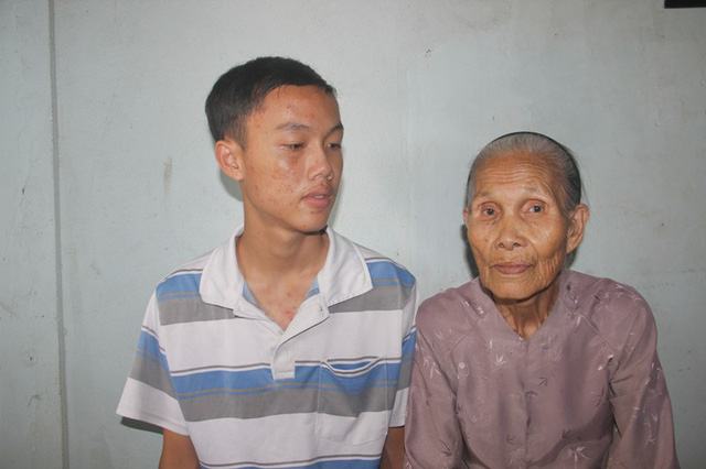 Tân Nhật thường sống với bà nên được bà yêu thương hết mực