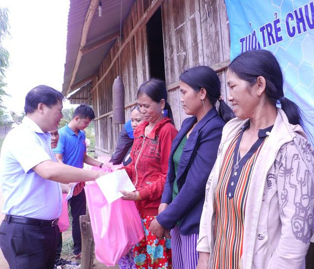 Phó Chủ tịch UBND tỉnh Bình Định Nguyễn Phi Long tặng quà cho bà con làng O2.
