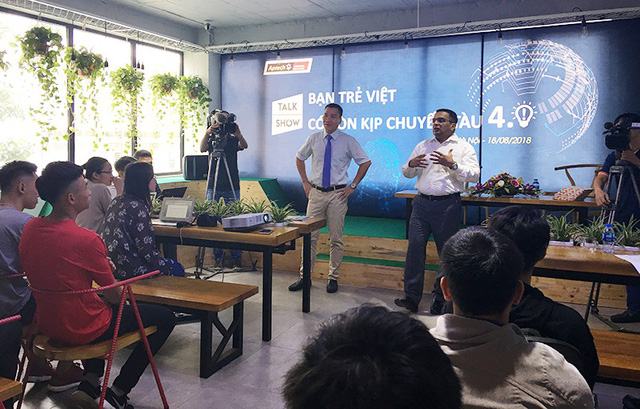 Talk show “Bạn trẻ Việt có còn kịp Chuyến tàu 4.0?” được tổ chức tại Hà Nội, thu hút nhiều sinh viên đang theo học ngành công nghệ thông tin tới tham dự. Hai chuyên gia đào tạo về lĩnh vực CNTT John Mathew và Chu Tuấn Anh chia sẻ nhiều thông tin bổ ích.