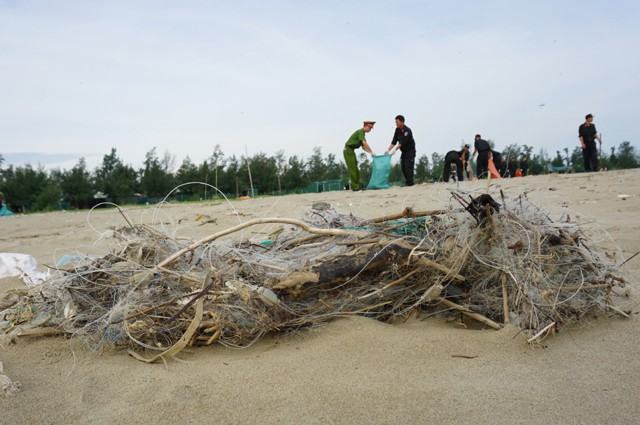 Rác thải đổ bộ dày đặc trên bờ biển thị xã Cửa Lò
