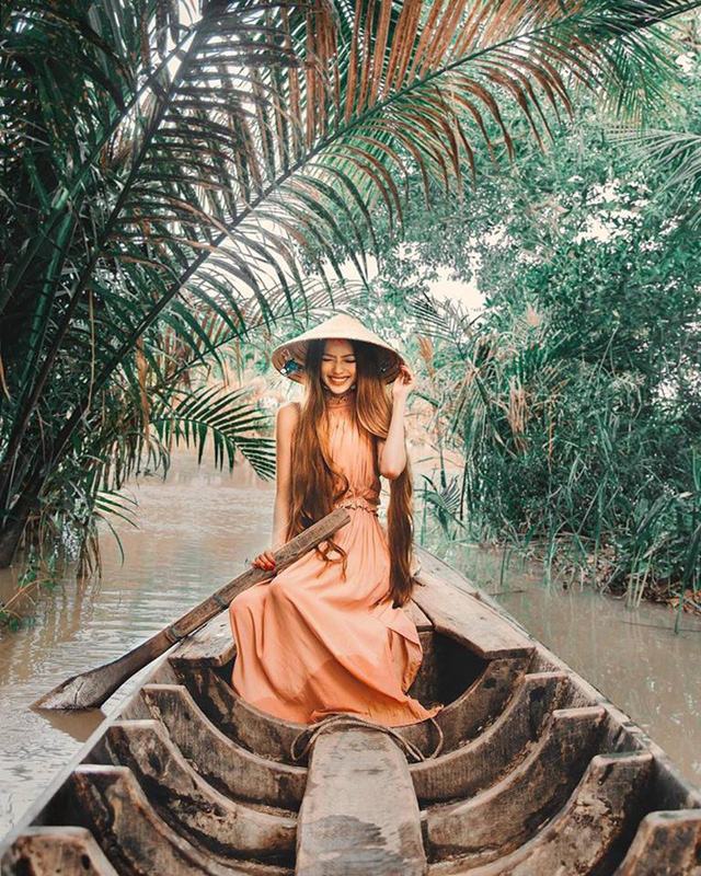 
Sarah cho biết quê gốc của cô ở Trà Vinh, và cô đã có những trải nghiệm đi thuyền trên sông, tìm hiểu nhịp sống của người dân miền Tây sông nước trong những ngày qua.
