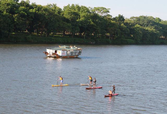 Các bạn trẻ Huế chơi SUP trên sông Hương