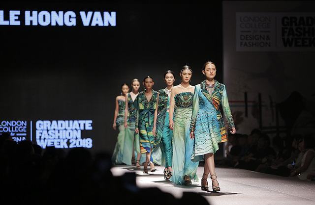 Tối 11/8 tại Hà Nội, buổi trình diễn tốt nghiệp của các sinh viên Học viện thiết kế thời trang London đã diễn ra với những tác phẩm ấn tượng và độc đáo.