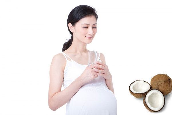 Mang thai tháng thứ 8 có nên uống nước dừa không?