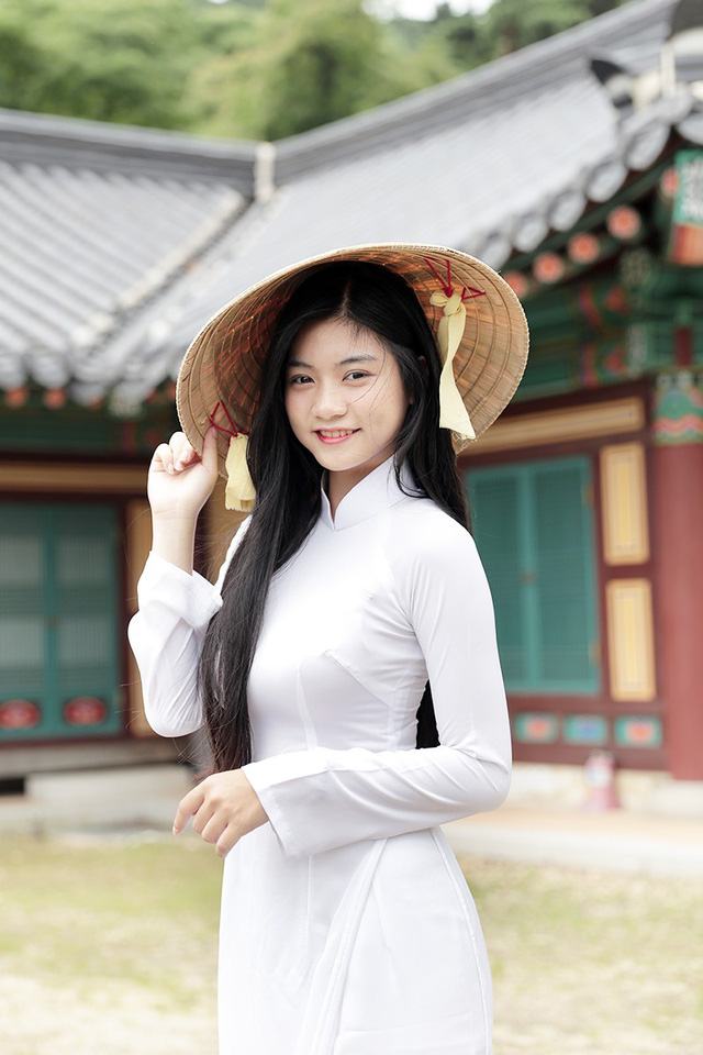 
Nam Phương diện áo dài, nón lá dịu dàng tại đất nước Hàn Quốc trong chuyến hành trình trải nghiệm
