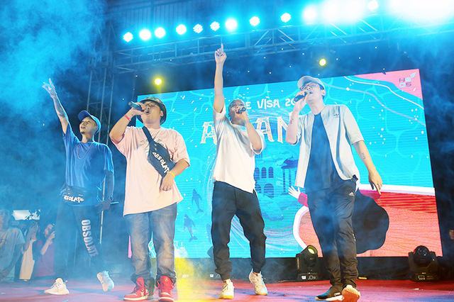 
Nhóm nhạc Da Lab mang đến những bản hit quen thuộc của mình như Một nhà, Luôn là mình, Bài ca tuổi trẻ, Từ ngày em đến.
