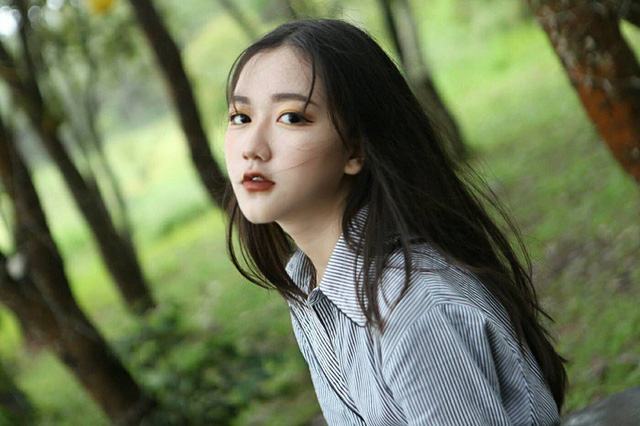 Nguyễn Vũ Thoại Nghi (sinh năm 2005) đang sinh sống và học tập tại trường THCS Nguyễn Huệ, quận Tân Phú (TP. HCM). Hình ảnh cô bé xinh xắn, mái tóc dài với biểu cảm cuốn hút bất ngờ được chia sẻ trên mạng khiến Nghi nhận được sự chú ý của mọi người.