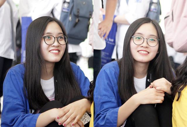 Một thành viên của CLB văn hóa Nhật Bản thu hút sự chú ý của những người bạn học bởi gương mặt sáng, nụ cười tươi