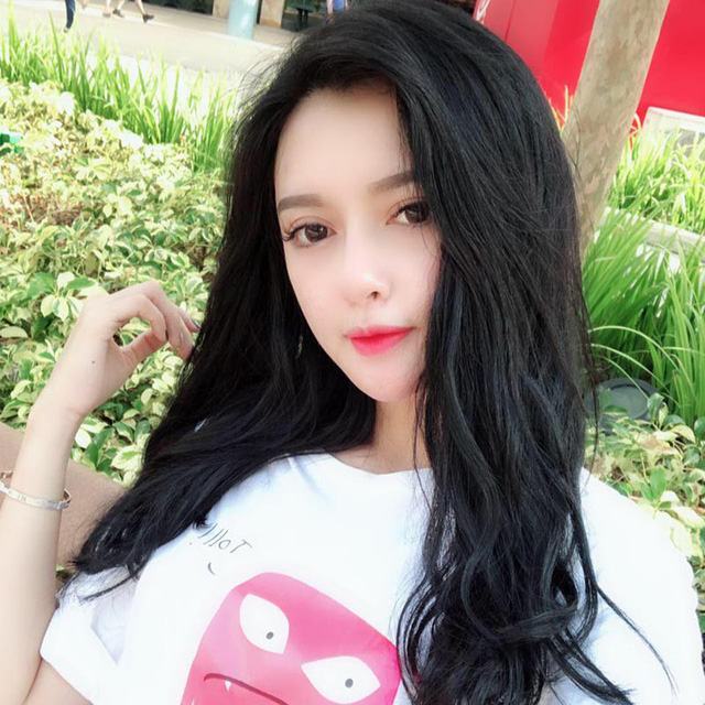 Năm cuối nên chuỗi thời gian của Linh khá bận rộn, tuy nhiên ngoài thời gian học ở trường cô cũng làm mẫu cho một số cửa hàng thời trang cũng như mẫu ảnh nghệ thuật.