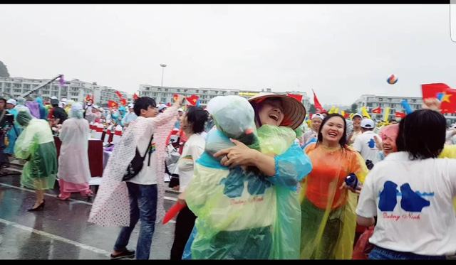 Những cái ôm rất chặt thể hiện niềm vui chiến thắng
