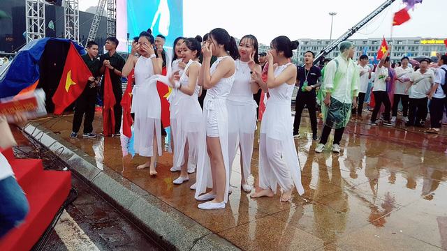 Các diễn viên dù ướt hết nhưng vẫn nán lại để ăn mừng.