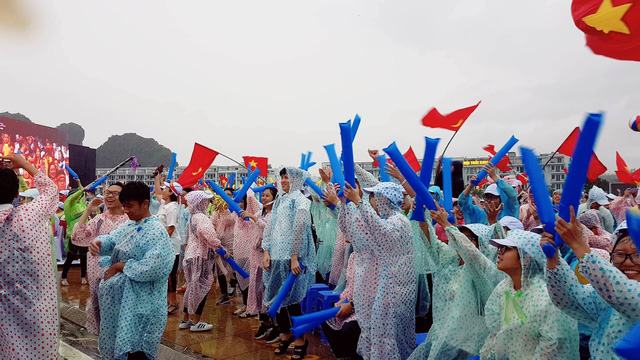 Các em học sinh hò reo