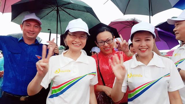 Bà Đỗ Thị Hoàng, Phó bí thư tỉnh ủy hòa cùng niềm vui chiến thắng với mọi người