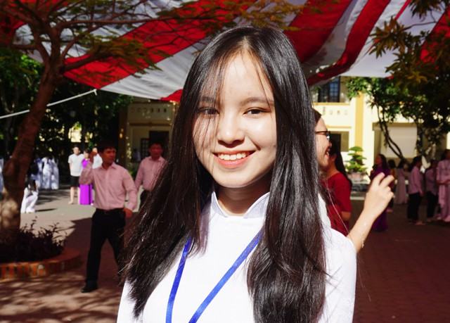 Trong tà áo trắng tinh khôi, các nữ sinh trường Phan khiến cho nhiều người ngẩn ngơ
