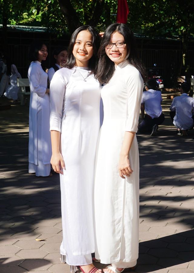 Ở ngôi trường này nhuộm tóc hay mặc quần jean sáng màu bó sát là điều bị cấm. Học sinh đến trường với tà áo dài trắng tinh khôi vào những ngày đặc biệt hoặc sáng thứ 2 chào cờ đầu tuần. Việc quy định trang phục cũng là các để tạo ra môi trường sư phạm kỷ cương và bình đẳng bởi học sinh của trường đến từ tất cả các huyện, thành, thị trong toàn tỉnh.