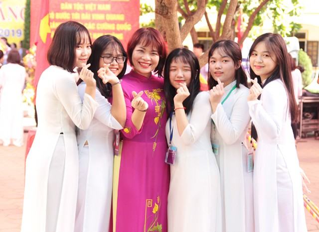 Cùng cô giáo chủ nhiệm bắn tim với kỳ vọng một năm học mới nhiều thành tích và thành công
