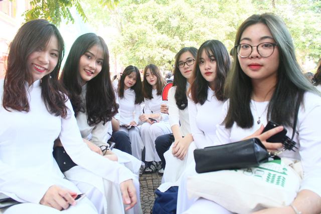 Hòa chung bầu không khí tươi vui, náo nức của học sinh cả nước, các nữ sinh Trần Phú diện áo dài trắng, cùng nhau tới trường đón năm học mới.