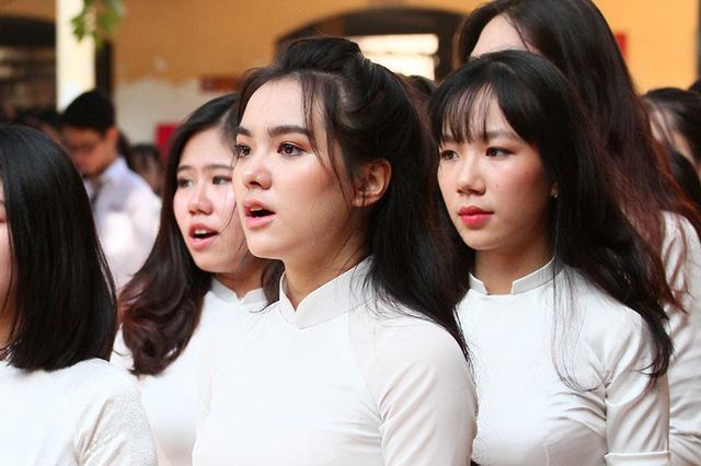 Trong buổi lễ khai giảng, vẻ đẹp của các nữ sinh trường Trần Phú