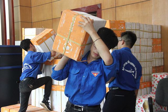 Những tập vở mới đang đến tay trẻ em vùng lũ