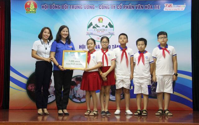 Học sinh các trường và các đơn vị cùng chung tay để mang tới niềm vui năm học mới cho trẻ em vùng lũ