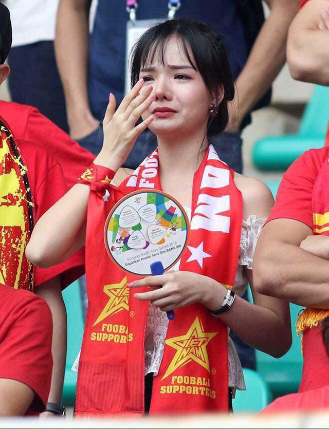 
Thủy Tiên rơi nước mắt khi đội tuyển Việt Nam để lỡ huy chương ASIAD
