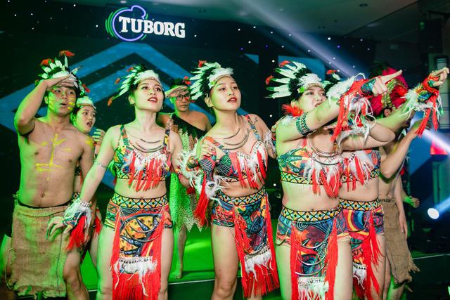 Từng chặng thám hiểm sẽ có sẵn dàn thổ dân trợ lực, trợ nhiệt, trợ đồ ăn thức uống cho các du khách thăm quan.