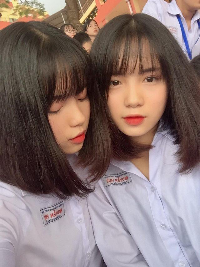 Đó là Nguyễn Thanh Hằng và Nguyễn Thanh Nga (sinh năm 2002). Hằng và Nga hiện đang là học sinh lớp 11 trường THPT Nguyễn Huệ (Yên Bái).