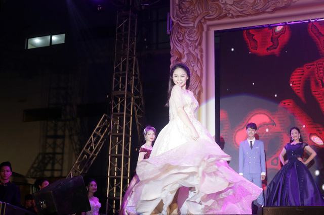 
Trang Linh nhí nhảnh khi trình diễn trang phục dạ hội
