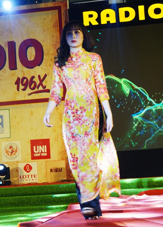 Những sải bước không kém phần chuyên nghiệp như các người mẫu của một nữ sinh Trường Huỳnh Thúc Kháng khi trình diễn áo dài.