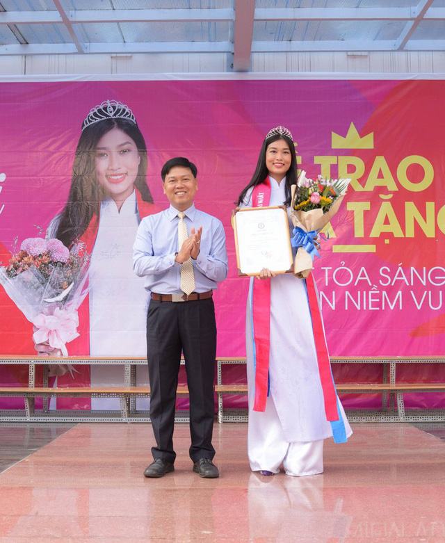 Cô gái Đoàn Thiên Ân nhận học bổng Nữ sinh áo dài 2018 và đem về món quà bất ngờ cho cô giáo và học sinh nữ toàn trường