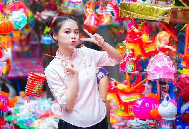 Năm nay, Ngọc Anh dự định sẽ đón lễ Trung thu cùng với gia đình. Ngoài ra, cô cũng dự định sẽ cùng bạn bè ra đường tận hưởng bầu không khí náo nhiệt của ngày lễ này.
