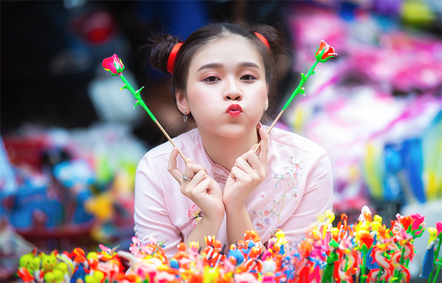 Cô thường nhớ về thời bé được đi chơi Trung thu, được mua những món đồ chơi truyền thống như đèn ông sao, đèn kéo quân. Hiện nay, những món đồ chơi đó không còn là ưu tiên số một của trẻ con nhưng nó vẫn mãi là một món đồ chơi gắn với tuổi thơ của Ngọc Anh cũng như nhiều thế hệ người Việt.