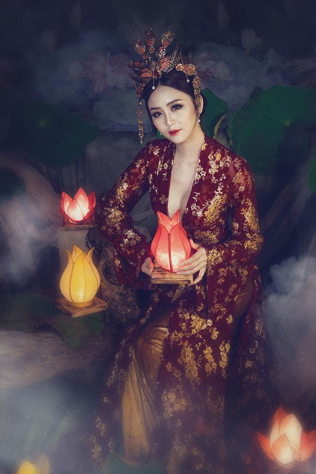 Người đẹp được thiết kế riêng chiếc váy nhung và lụa thun ánh kim đầy sang trọng và vô cùng lung linh tôn sự mềm mại, quyến rũ.