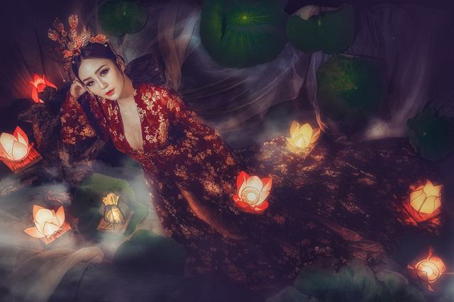 Theo anh Nhật Dũng và chị Tuyết Nhung, những người đã lên ý tưởng cho trang phục và bộ ảnh này chia sẻ thì ý tưởng đèn trung thu xưa được đốt bằng nến đèn hoa sen, nên ekip rất vất vả để đi cắt lá sen và đèn thì được đặt từ Hội An.