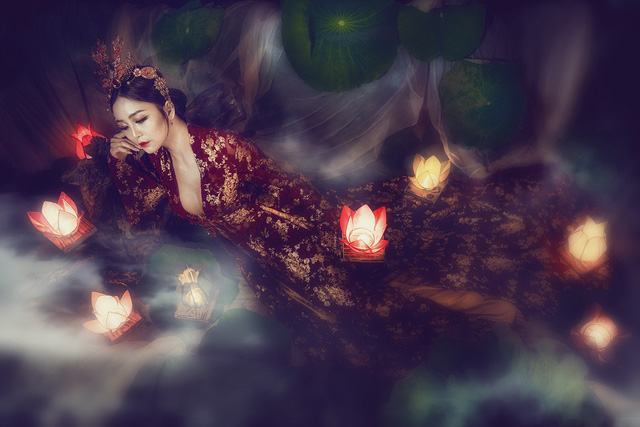 Riêng màn khói trắng và việc dàn dựng không gian đã ngốn không ít thời gian của nguyên một ekip.