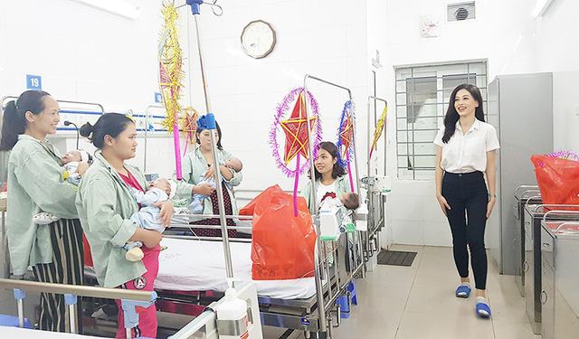 Sự thân thiện và chân thành của Á hậu Bùi Phương Nga khiến những bệnh nhân và người nhà cảm thấy ấm lòng.