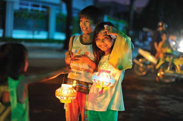 Niềm vui của trẻ khi nhận quà trung thu